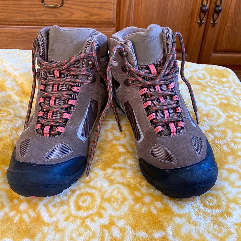 Hiking boots, almost new!